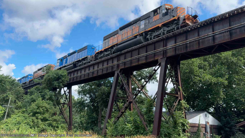 WE 7011 leads 712 across Cascade Locks.